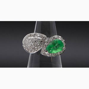 Emeralds and diamonds contrarié ring ; ; ... 