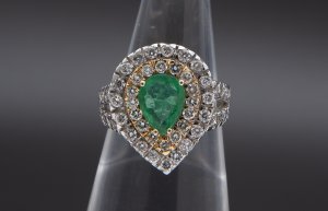 Emerald an diamonds ring ; ; 18k white and ... 