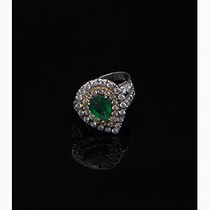 Emerald an diamonds ring ; ; 18k ... 