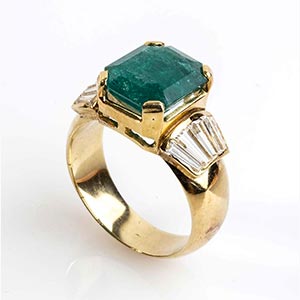 Emerald diamonds ring; ; 18k yellow gold set ... 