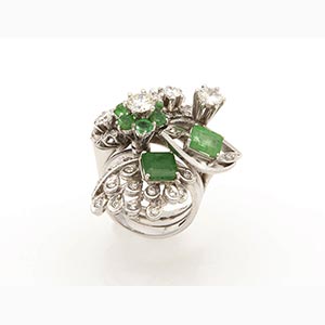 Diamonds and emeralds ring; ; 18k white ... 