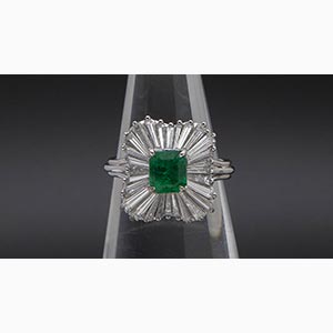 Emerald and diamonds ring; ; Platinum ... 