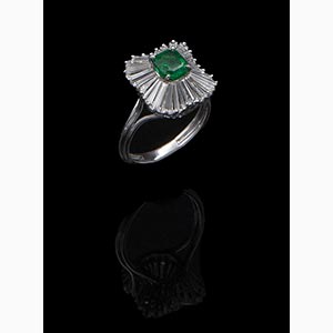 Emerald and diamonds ring; ; ... 