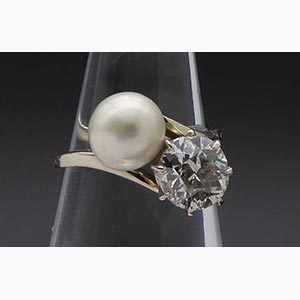 Natural pearl and diamonds ring ; ; 18k ... 
