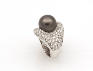 Pearl and diamonds ring ; ; 18k white gold, ... 