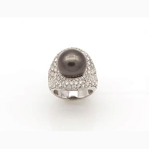 Pearl and diamonds ring ; ; 18k ... 