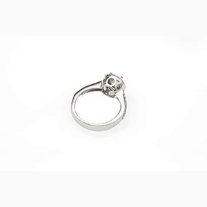 Diamonds halo ring   ; ; 18k white gold, set ... 