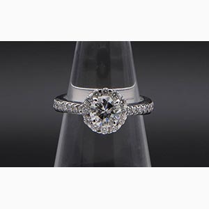 Diamonds halo ring   ; ; 18k white ... 