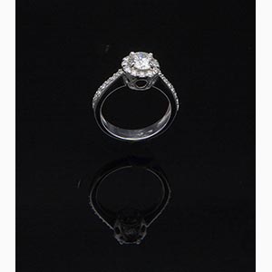 Diamonds halo ring   ; ; 18k white ... 