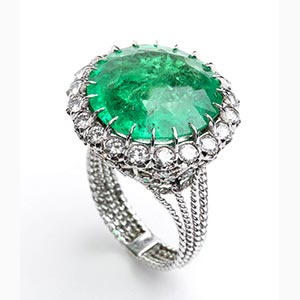 Emerald and diamonds ring ; ; 18k white ... 