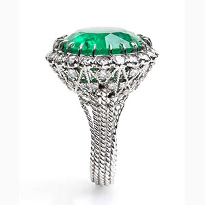 Emerald and diamonds ring ; ; 18k ... 