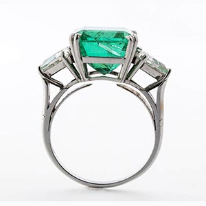 Emerald and diamons ring; ; 18k ... 
