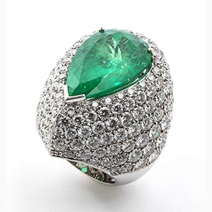 Emerald and diamonds ring; ; 18k white gold, ... 