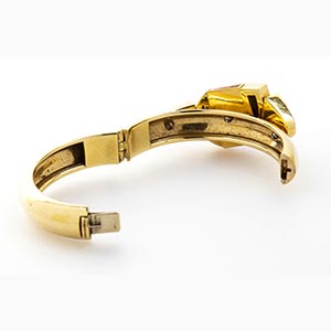 Coral bracelet ; ; 18k yellow ... 