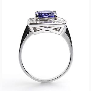Diamonds and tanzanite ring ; ; 18k white ... 