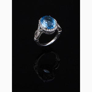 Blue topaz and diamonds ring; ; 18 ... 
