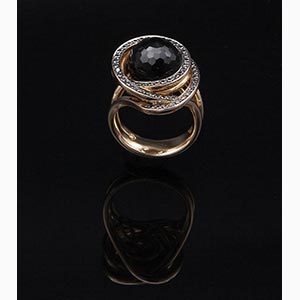 Black onyx and diamonds ring; ; 18 ... 