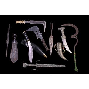 COLLECTION OF 9 ANTIQUE AND MODERN WEAPONS ... 