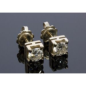 18K white gold diamond earring; ; set with a ... 