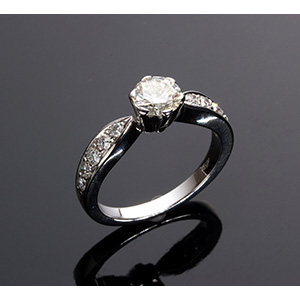 18K White gold diamonds ring; ; centerd by ... 