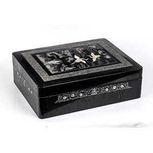 Lacquered wooden box Black lacquered wooden ... 