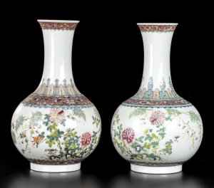 A PAIR OF PORCELAIN BOTTLE VASES WITH ... 