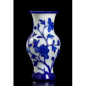 A CARVED GLASS VASE WITH FLORAL ... 