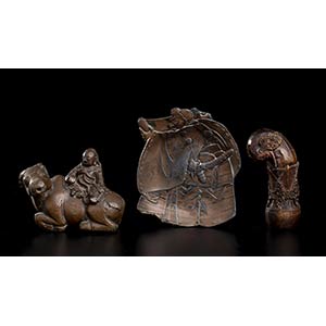 THREE OBJECTSThe lot consisting of a bronze ... 