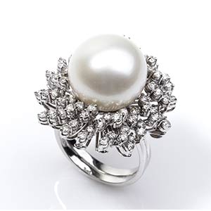 Anello oro, perla e diamanti  oro bianco ... 