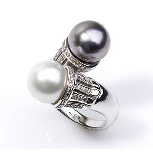 Gold pearl and diamond contrarié ring  18k ... 