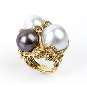 Gold, pearls and diamonds ring
18k white ... 