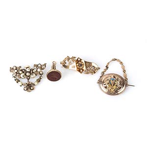 3 gold brooches and a wax seal - Italy, ... 