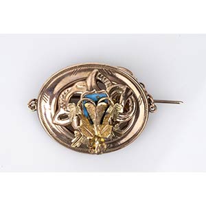 3 gold brooches and a wax seal - ... 