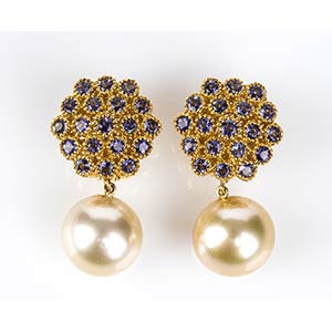 Gold, golden pearls and sapphires earrings ... 