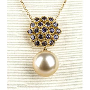Gold, golden pearls and sapphires ... 