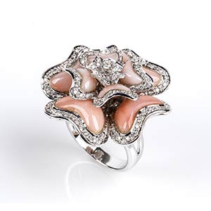 Gold, pink coral and diamonds ring
18k white ... 