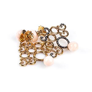 Gold, pink coral and diamonds ... 