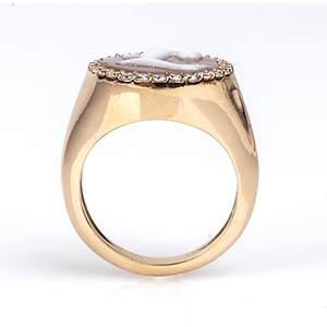 Gold ring with Sardonica shell and ... 