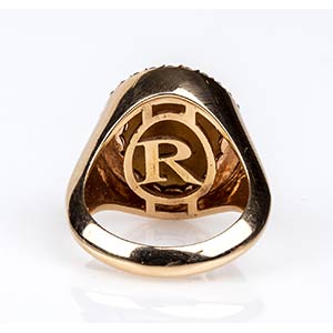 Gold ring with Sardonica shell and ... 