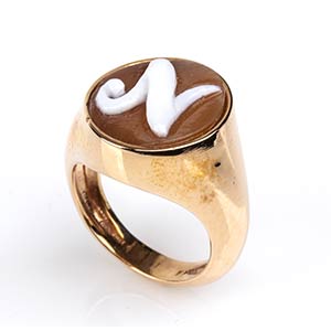 Gold ring with Sardonica shell cameo 18k ... 
