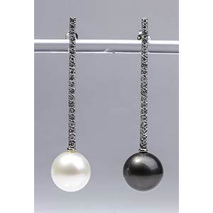 Gold, diamonds and pearls earrings  18k ... 