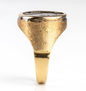 Gold ring with Roman silver coin ... 