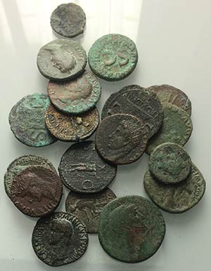 Lot of 19 Roman Imperial Æ coins, to be ... 