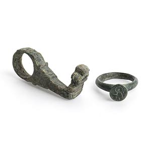 Lot of a Roman key and a ring with engraved ... 