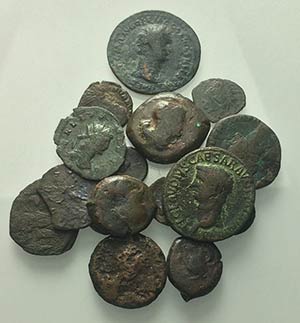 Mixed lot of 16 Greek and Roman Æ coins, to ... 