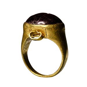 A late hellenistic gold ring with ... 