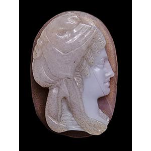 A neoclassical double-layered cameo. ... 