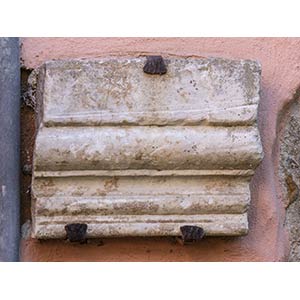 CORNICE MODANATA Epoca romana Marmo, cm 35 x ... 