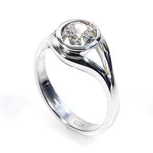 Solitaire gold and diamonds ring18k white ... 