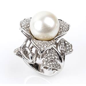 Gold, Australian pearl and diamonds ring18k ... 